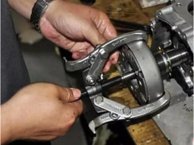 為何薄薄的一塊離合片能帶動這么重的摩托車，它能承受多大的力？