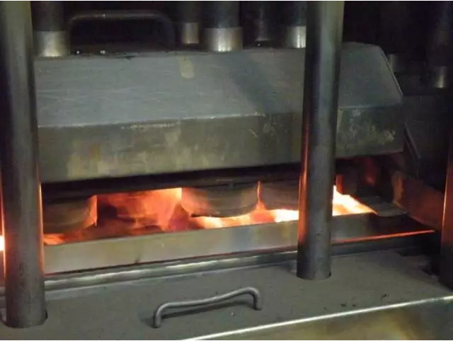 為什么新的剎車片上有孔隙？