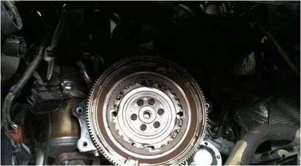 當(dāng)大家在使用汽車的時(shí)候，感覺踩離合器的時(shí)候很吃力，即使踩了離合掛擋也會(huì)不平順，或者行車無力，發(fā)動(dòng)機(jī)轉(zhuǎn)速上去了而車速起不來等等這些問題，那就是我們常見的離合器問題。